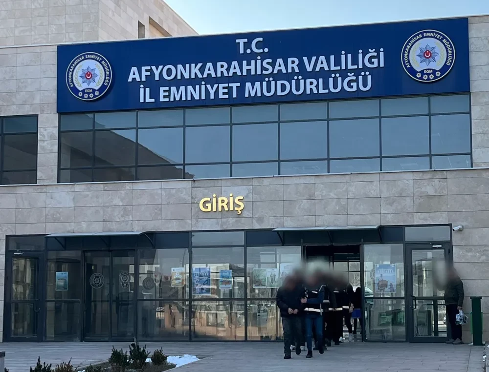 Kamu Görevlisi Gibi Davranıp 5 Milyon TL Dolandırdılar