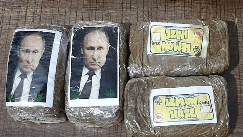 Uyuşturucu paketlerinde Putin fotoğrafı